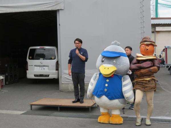 美唄市長・桜井恒氏の美唄アピールを見守るご当地キャラクターのマミィーちゃん＆ヤキトリ男