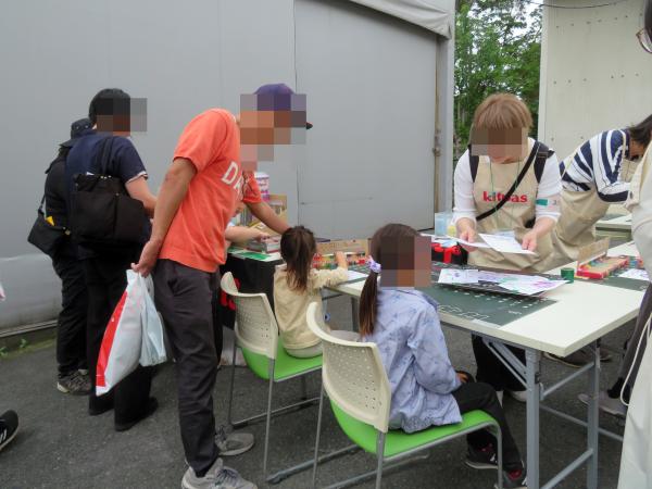 「キットパス」は、ガラスや鏡などのつるつるとした平滑面に発色良く描け、水拭きで簡単に消去できる、新しい絵具（えぐ）。お米からとれるワックスが原料です