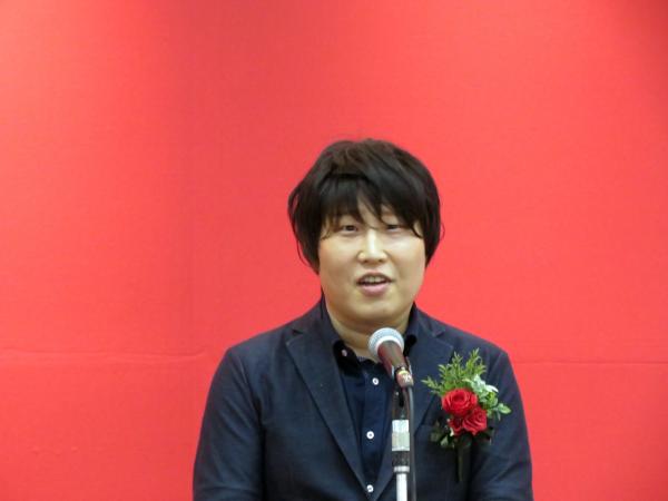 コクヨ㈱中津康宏氏は、「僕が左利きでして、左利きで右利きの世界の物を無理やり使って生きてきた。その経験があって、文具を開発する上で『この不便さを解決できないか』との想いからサクサを開発。右利きでも力が手に入らない人ともワークショップを重ねて形にしてきた」と述べた。