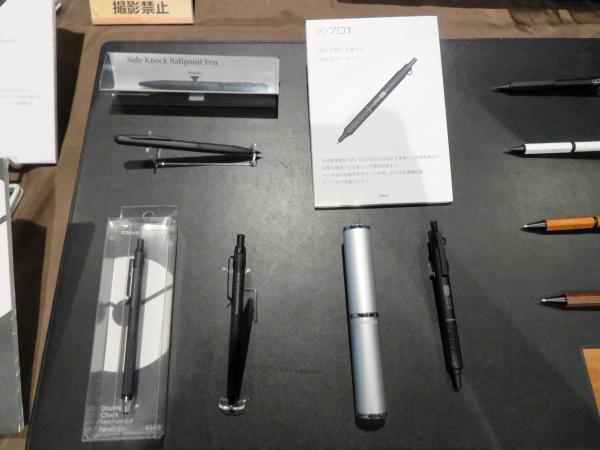 濡れた紙にも書ける加圧式ボールペン「M-701」。米国軍事規格（MIL‐STD‐810G‐516.6）を準拠した耐衝撃構造で過酷な環境下でも安心して使用できます。ペン内部の圧縮空気がインクを押し出す加圧機構搭載。ゼブラ社の逆輸入モデル　紀寺商事