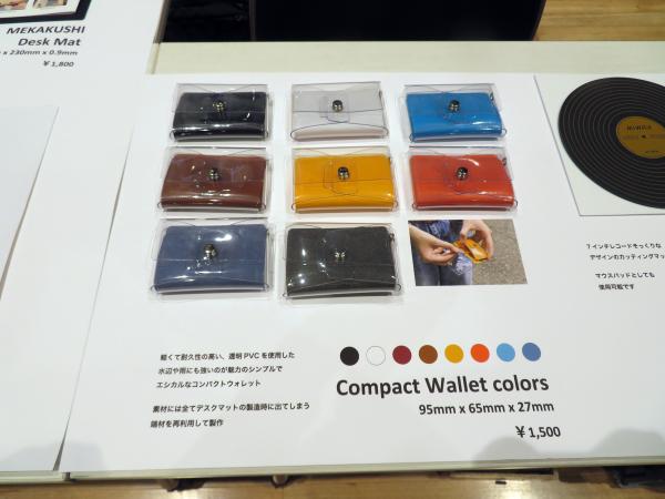 「ザ・コンパクトウォレット（ミニ財布）」は、デスクマットの透明素材と環境に配慮したリサイクルレザーでつくった。水やヨゴレに強いのでアウトドアシーンでも気にせず使用可能　ミワックス