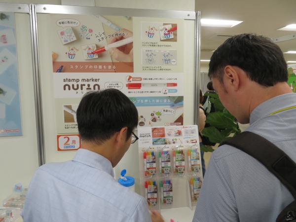 スタンプマーカー「ヌリン」は、平筆と細筆がついたスタンプ用マーカー。押す時に塗る・押した後に塗るの2WAYの使い方も自由！お菓子をテーマにしたカラー展開。2026年2月発売