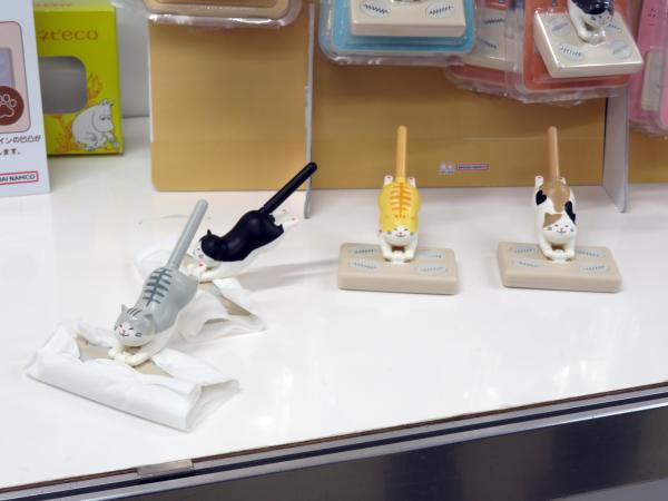 卓上クリーナー「ふきマル」ヘッド部分にティッシュを固定して、デスクの上をお掃除できます。デスクの上でも自立する、ねこ達の姿に癒されます。底面についた肉球デザインの凹凸が汚れをキャッチ！10月発売