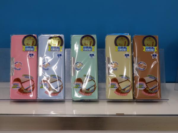 累計出荷約270万個のランドセルのすきまに、横向きに入るコンパクトふでいれ「ヨコピタ」新色にニュアンスカラーを採用。サクラ・アクア・ミント・クリーム・モカ　12月発売