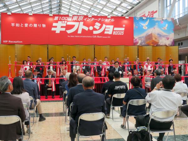 芳賀信享社長は「当社は約50年間、日本を代表するトレードショーとしてギフト・ショーを、常に時代の半歩先を捉え、取り組んできました。これからも出展社の販路開拓・拡大に貢献するとともに、世の中に良い商品やアイデアあふれる商品などを提案していきます」と挨拶