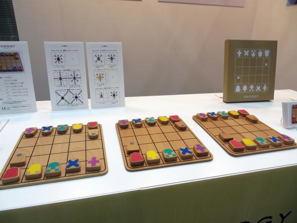 「SHOGGY」は、5五将棋（5 Ｘ 5マスのミニ将棋）をもとにしたゲーム。 コマの動きが模様で表現されていて、それぞれのコマの動き方を覚えなくても 始めることができます。相手側の動きも読みやすく、直感的にゲームを進める ことができ、将棋をやったことがない人でもすぐにゲームを楽しむことができます！SHOGGY