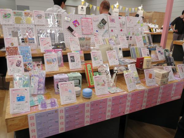 「キダルト文具提案」　キダルトとは、「子ども（キッズ）＋大人（アダルト）」の造語。子どもの頃に楽しんでいた遊びや玩具に再び興味を持ち、自由に楽しむ大人たちのこと。子どもの頃に流行った、持っていた商品を、大人となった今、大人としての使い道を提案