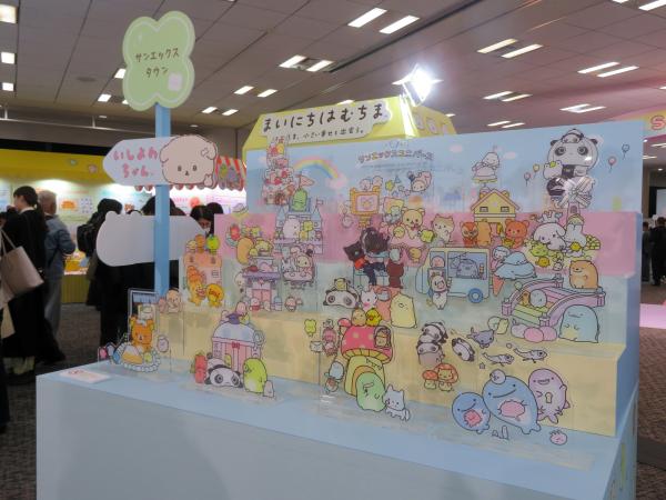 サンエックスユニバース 　テーマは「サンエックスタウン」　サンエックスのようせいの魔法の力でキャラクターがそれぞれの世界をこえて、みんなが自分らしく暮らせる、サンエックスタウンが誕生しました！