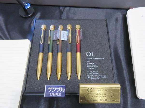 真鍮製のボディとスモークガラスを思わせるアクリルとのアクセント、アンティークの眼鏡をもとにデザインされたクリップ、アンティークカメラのダイヤルを思わせる頭冠「SAKURA craft_lab 001」サクラクレパス