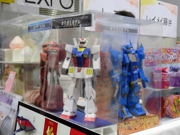 こ、こいつ・・・、折れるぞ。「オリガミモデル　ガンダム」トーヨー　（C)創通・サンライズ