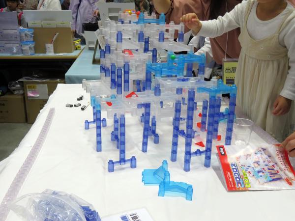 楽しく遊んで考えて、非認知能力を伸ばす！知育玩具「コロクロス」東京エコール