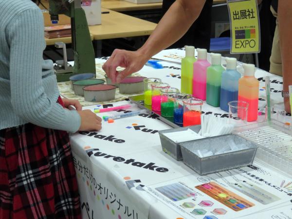 軸柄・インク色・尾栓を選んでオリジナル蛍光筆ペンがつくれる「蛍光筆ペン作り」呉竹