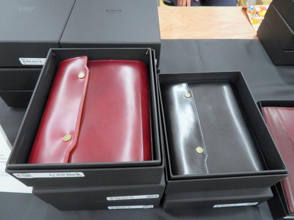 馬の、繊細かつ強靭な臀部（ コードバン層 ） から少量しかとることができない希少な革を用いた限定「オーセン コードバン」　ＫＮＯＸ