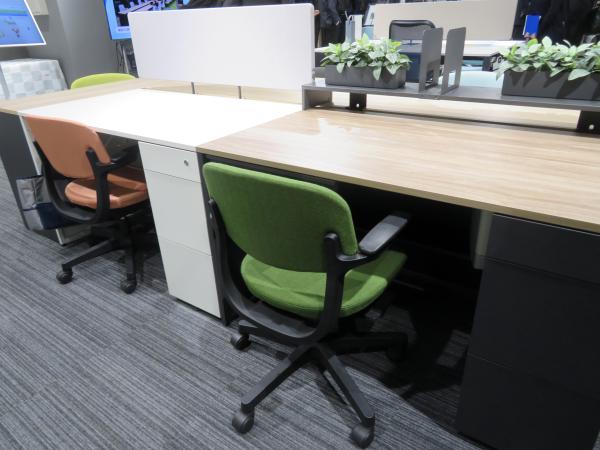 「スタンダードデスク＆テーブル　＜Branato（ブラナート）＞」デスク、ワークテーブル、ミーティング用テーブルの異なる3アイテムをシャープな共通デザインでシリーズ化。作業スペースから打ち合わせコーナーまで、単体でも複数で並べても開放的で統一感のある空間をトータルコーディネートできるシリーズ