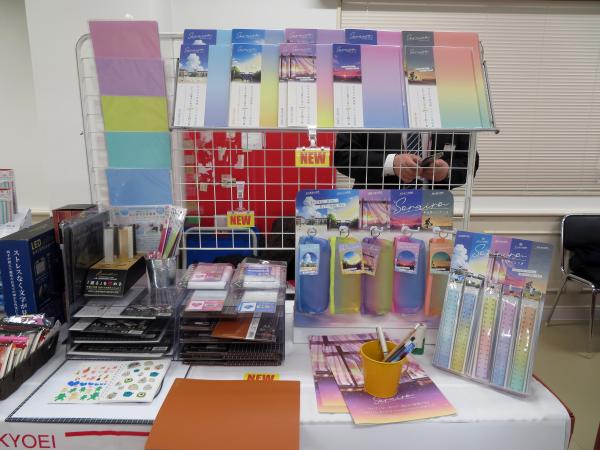 エモい文房具をテーマにした「そら色シリーズ」。カラーは、全力疾走の空色・おはようの空色・教室で見た空色・またね！の空色・帰り道の空色の5色　共栄プラスチック