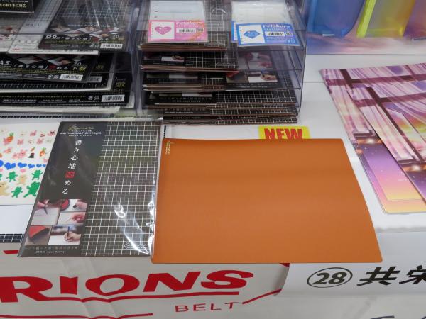 ベストセラーのKiwami下敷からラグジュアリー感が大人の洗練された 雰囲気を演出するブラウン＆キャメルが限定発売　共栄プラスチック