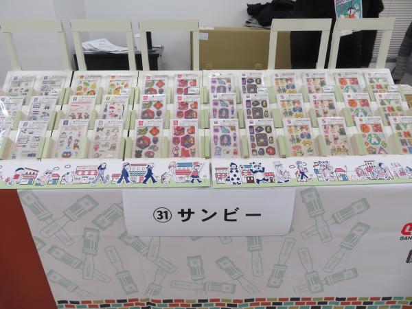 アイロン不要の為、熱をかけられない素材にも貼り付け可能。 衣類や布に貼り付けた際、繰り返しの洗濯も可能。『マルチステッカー第3弾』サンビー