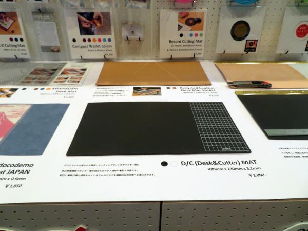 新製品「デスク＆カッターマット」は、デスクマットの滑らかな質感とカッティングマットのタフさを一枚に。自己修復機能でカッター傷が目立たずマウス操作や筆記も快適。創作と事務作業の境界をなくし、デスクを機能的に進化させる