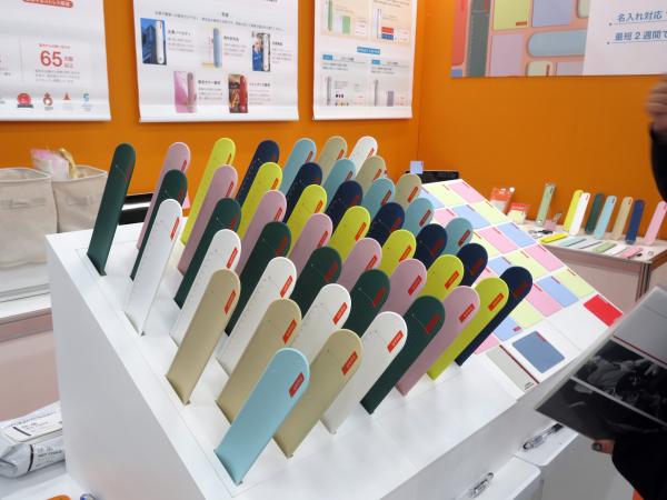 腕に巻き付け装着するウェアラブルメモ「WEMO」。油性ペン・ボールペンでメモを取り、指や消しゴムで擦ることで繰り返し消すことができる。医療・災害現場、農水産現場、製造・建設現場等でも活躍　コスモテック