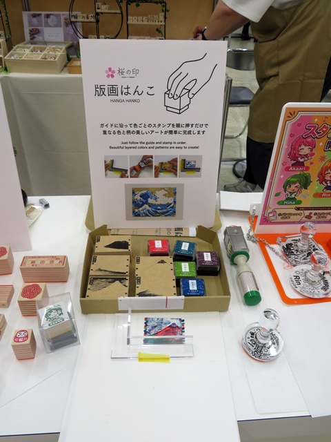 インバウンドで人気！はんこ・インク・ガイドがセットになった桜の印「版画はんこ」。ガイドに沿って色ごとのスタンプを順に押すだけで、重なる色と柄の美しいアートが簡単に完成します　ヤマダ