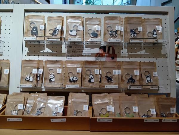 伊東屋 Ｘ effe　コラボホイッスルが4柄登場。手のひらサイズのショッパーや、真っ赤なクリップは、いざというときに頼れるホイッスルに。 さらに「おいしい魚シリーズ」からは、タコとフグもラインナップ。