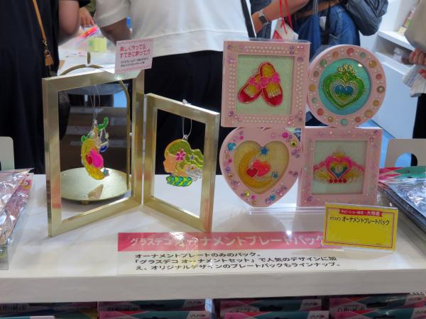 グラスデコを塗るだけ！完成度が高めのオーナメントがつくれます「グラスデコ オーナメントプレートパック」（作品例）
