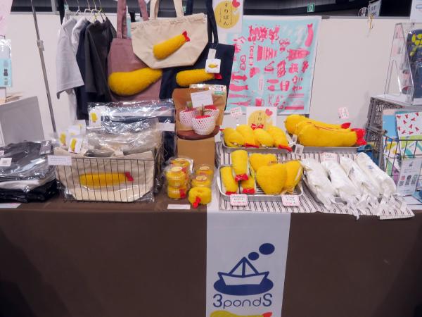 3pondSといえばのふわふわエビフライがま口ペンケース。トーキョーでは特別パッケージ、スペシャルおまけ付きで展開「ふわふわエビフライがま口ペンケース」。そしてイカシタ新作も登場　まるで縁日のいか焼き！？