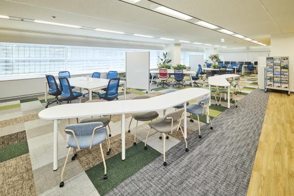 3階「ハズム」　営業業務エリア　フリーアドレスと固定席のミックスハイブリッド運用