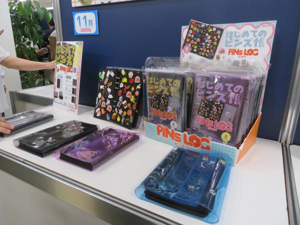 ピンズバインダー「ピンログ」は、柔らかなフェルト生地を使用したピンズ収納ケース　11月発売
