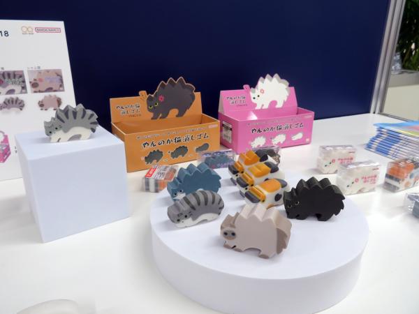 「やんのか猫消しゴム」は、威嚇するトゲトゲ猫をモチーフにした消しゴム　12月発売