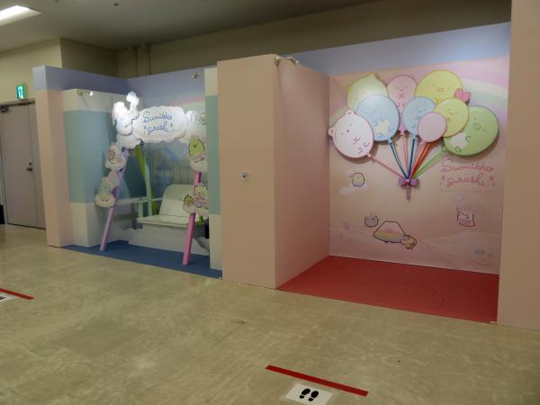 なりきり写真館『にじいろゆうえんち』のとくべつな衣装を着て、記念写真を撮れちゃうよ♪ とびっきりすてきな1枚を撮影しちゃおう！ 日替りですみっコたちが登場するフォトスポットもあるよ☆