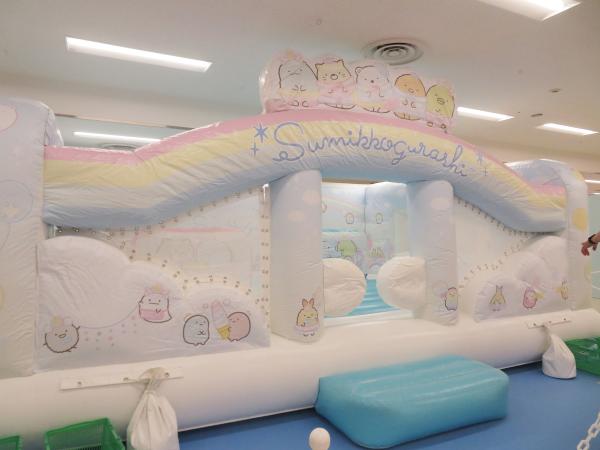 《すみっコぐらし ふわふわランド》  すみっコぐらしのふわふわ遊具が初登場！♪  すみっコたちといっしょに、とんだりはねたり楽しんじゃおう☆  価格：300円（税込）