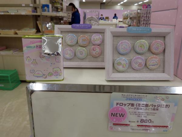 ドロップ缶(みに缶バッジ付き) ソーダ風味／ぶどう風味(全2種) 各880円(税込) みに缶バッジ1個付き。 (ソーダ風味：全6種、ぶどう風味：全6種)