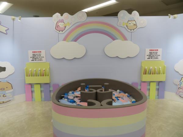 「にじますつり」ゆうえんちであそんでいると、たぴおか型の池をはっけん！？ にじますのかたちをした、にじのかけらがたくさん泳いでいるみたい！ みんなでにじますをつって、光るにじを完成させよう♪