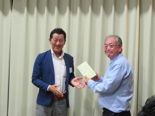 事務局の仕事を務め退任される冨重雅也氏に記念品の贈呈