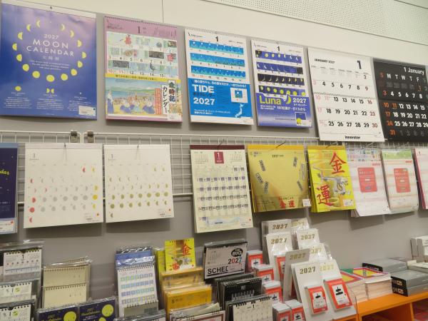 アートプリントジャパン「2027　壁掛カレンダー　ムーン（スケジュール）」、トーダン「2027　金運カレンダー　大吉招福ごよみ」など