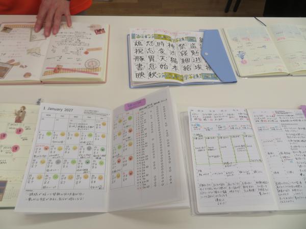 手帳展示イベント「手帳展ててん」。各メーカー、クリエイターから提供された手帳を実際に手に取り、紙質やレイアウトなどをじっくり見れます！手帳の付き合い方は十人十色。その日の気持ちを漢字一文字で表した手帳。自分の体調と向きあっう手帳など