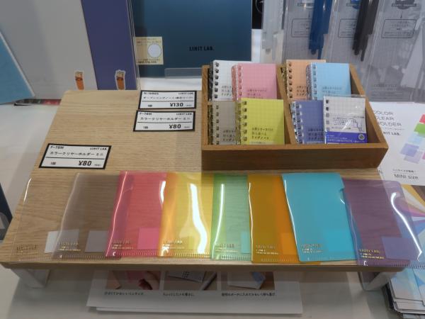 手のひらサイズで用途色々 ロングセラー カラークリヤーホルダーのミニサイズ。全25色の豊富なカラーバリエーションは、曜日や月ごとなど、文字を読まなくとも色による直感的な仕訳が可能。LIHIT LAB.