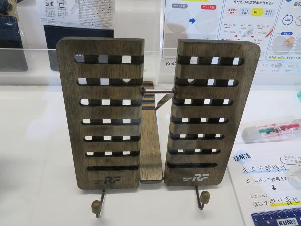 フラットに折り畳めるため場所をとらずに収納でき、本の厚さに合わせ調節できる回転式ページ押さえ付き。5段階の角度調整可能！「アンティークブックスタンド」レイメイ藤井