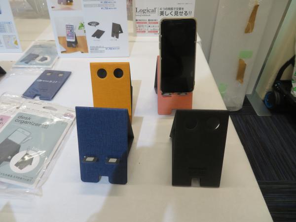 スマホとお気に入りのペンをワーキングタイムの定位置へ。ペンとスマホをコンパクトにスタンドできます。「オリパクトデスクオーガナイザーS」ナカバヤシ
