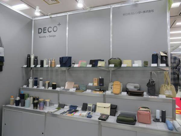 長らくノベルティを手掛けてきたDECOが自信を持ってお勧めするオリジナル商品シリーズ「デコプラス」。コンセプトは「ベーシック＋アルファー」。新日本カレンダー